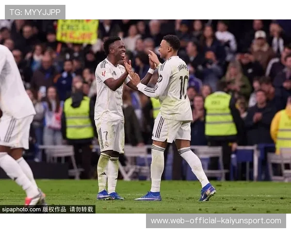 “皇马补时点球2-1绝杀巴列卡诺，姆巴佩救主紧追巴萨”