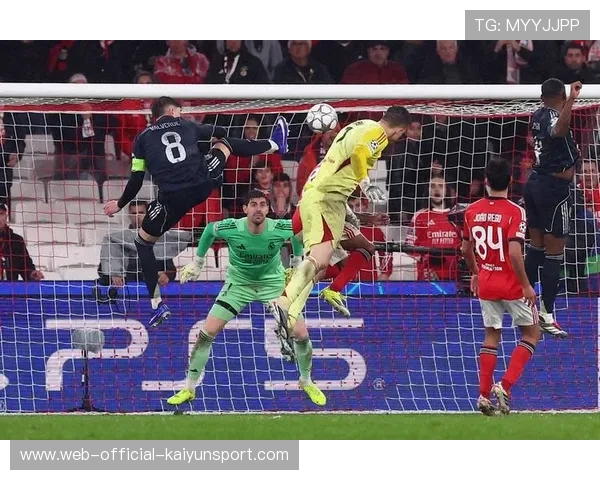 本菲卡4-2逆转皇家马德里,门将特鲁宾补时头球绝杀送皇马跌入附加赛 本菲卡4-2逆转皇家马德里,门将特鲁宾补时头球绝杀送皇马跌入附加赛