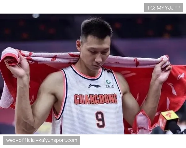 老将易建联现身主场，为广东队年轻内线面授机宜